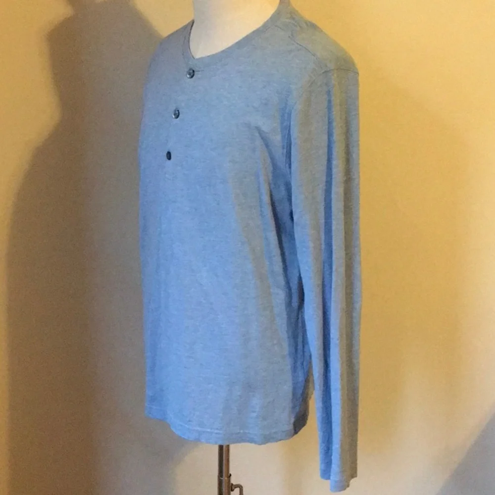 Banana Republic Long-Sleeve Henley Shirt in 100% Light Blue Cotton (sz L)